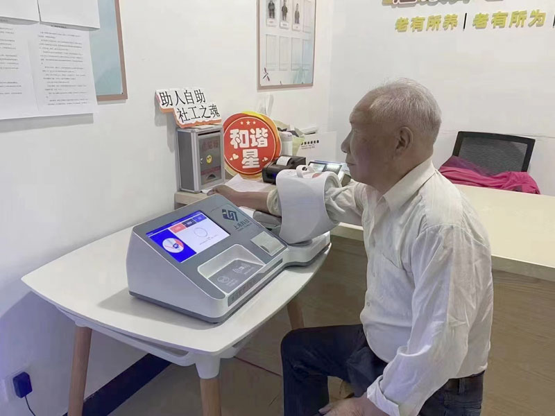 SH-X60血壓管理工作站正在測量血壓 SH-X60血壓管理工作站使用現場