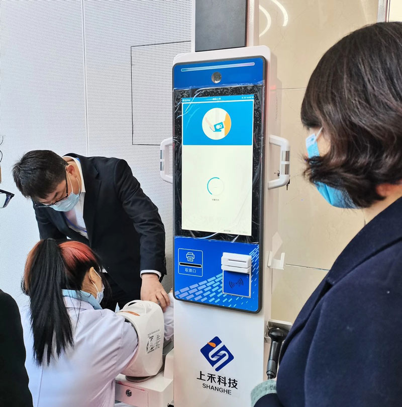 上禾智能健康一體機測量血壓現場 上禾智能健康一體機測量血壓現場
